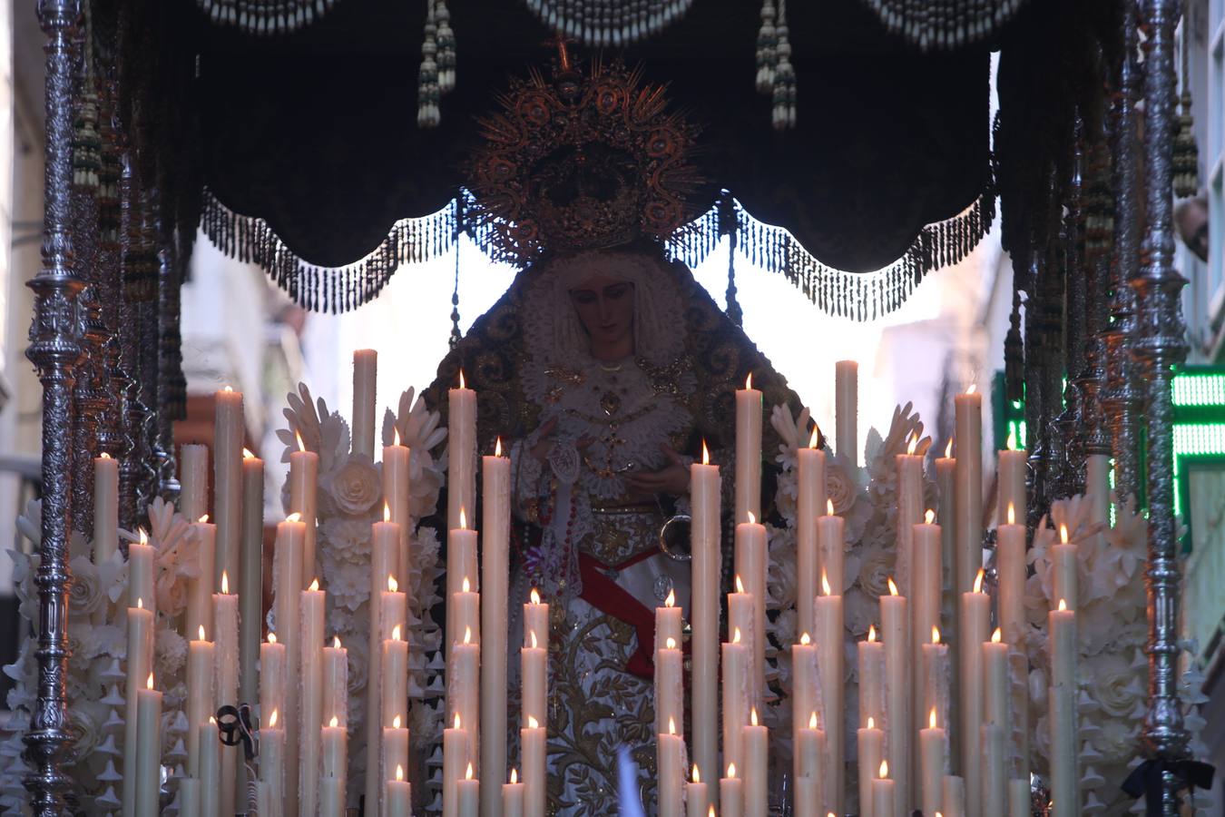 Fervor y solemnidad se fusionan en un Lunes Santo pleno en la Semana Santa de Cádiz 2018
